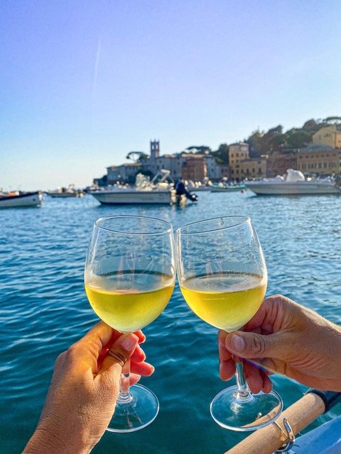 “Calici e onde. Cena di mezza estate in riva al mare”