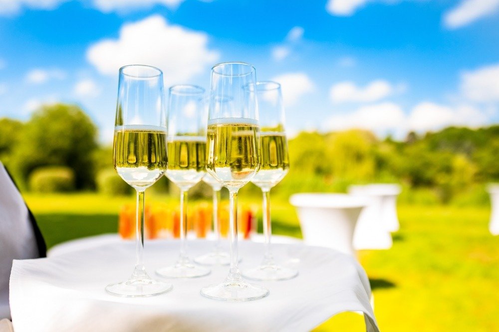 Champagne in giardino