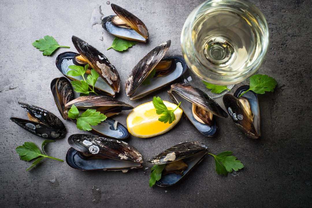 Acciughe, muscoli & sommelier: una cena d’estate