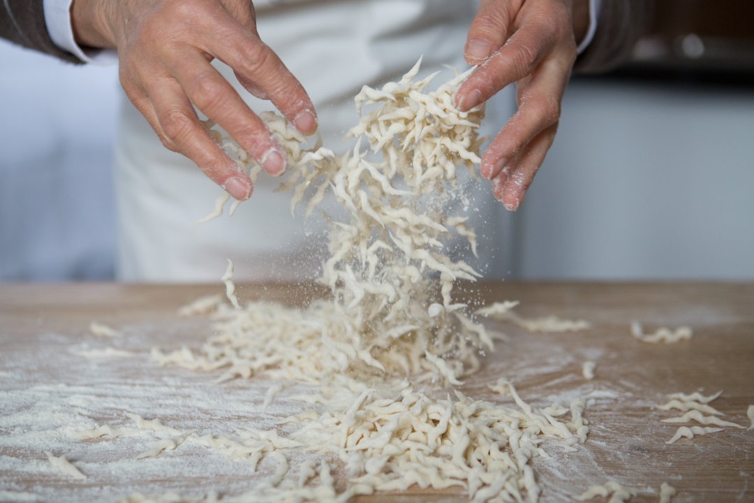 Prova anche tu a fare le trofie e il pesto al mortaio!