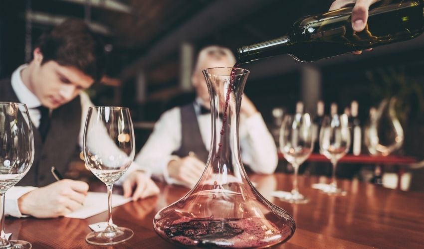 Sommelier o somelier: come si scrive?
