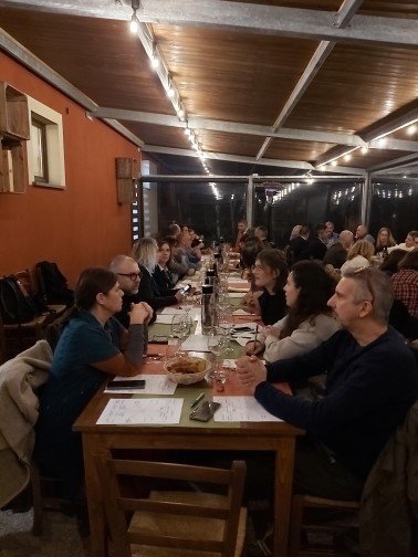 Una sera a cena, con abbinamento cibo-vino