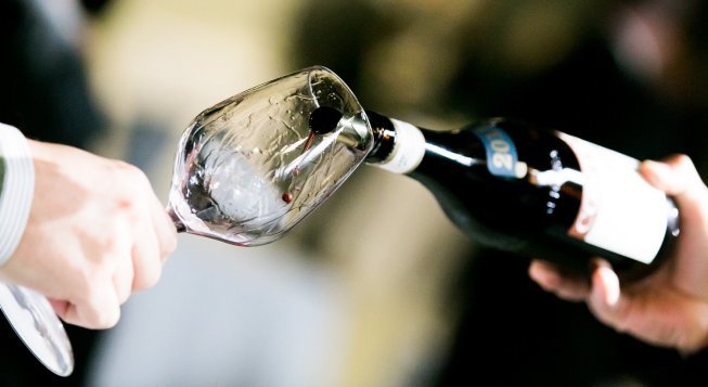<p>Un calice di conoscenza: inizia il viaggio di Ais Liguria per aspiranti sommelier</p>