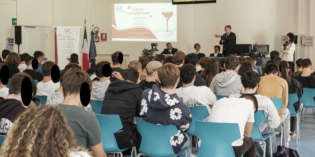 <p>Sestri: l'associazione sommelier incontra gli studenti sul tema del "bere consapevole"</p>