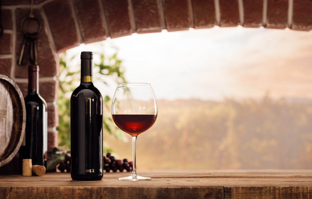 <p>Giugno in cantina per vite in Riviera, luoghi del vino aperti per tutto il mese</p>
